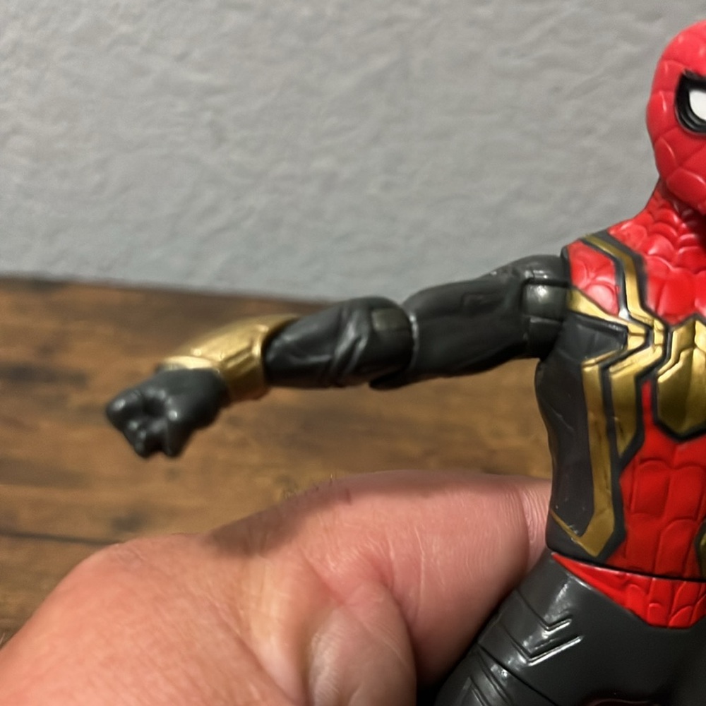 Spider-Man Action Figure with Red and Gold Suit - Picture 5 of 8